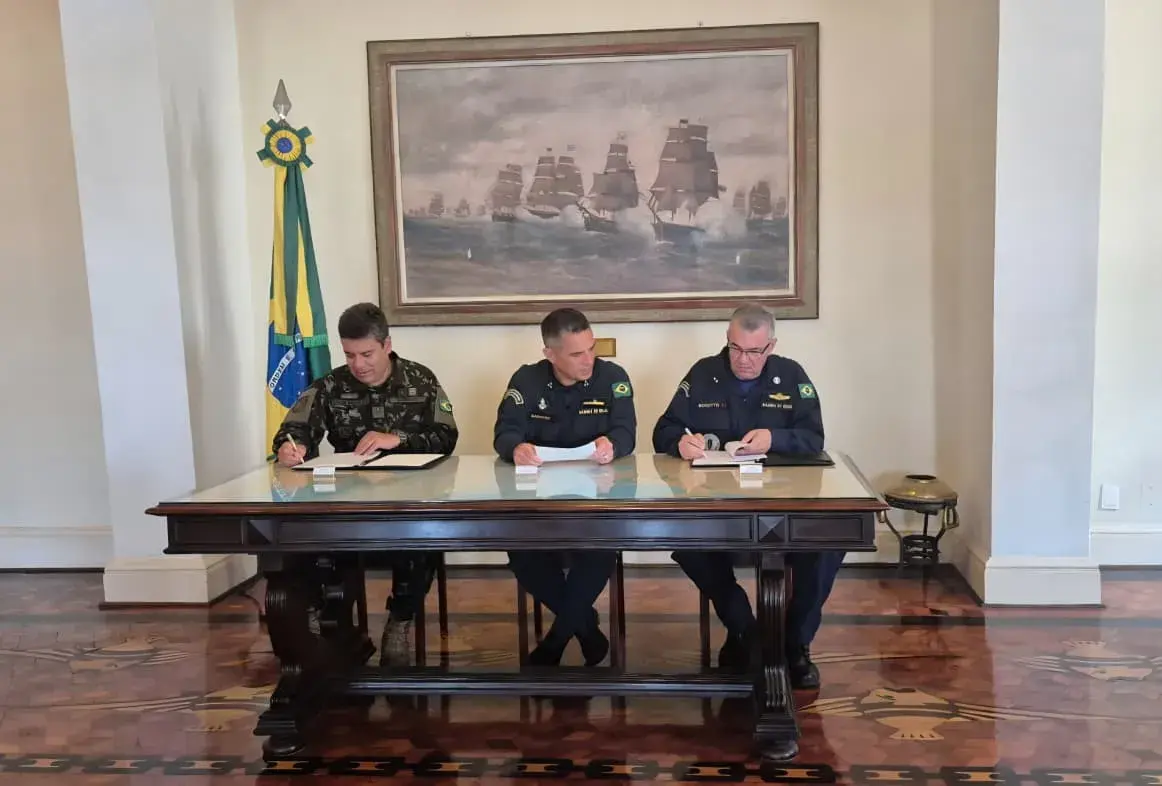O Diretor do AMRJ, Contra-Almirante (Engenheiro Naval) Mauro Nicoloso Bonotto, e o Diretor de Fabricação do EB, General de Divisão Tales Villela, assinam o contrato.