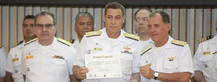Diretor do AMRJ, CA (EN) Rangel, recebe o prêmio das mãos do CM.