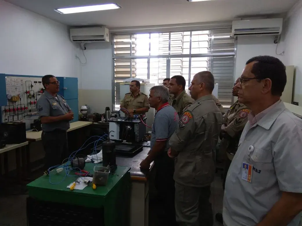 Militares alunos do CBMERJ em aula interativa no Laboratório de Refrigeração