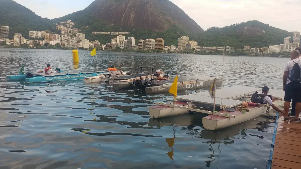 Barcos solares se preparando para a competição.