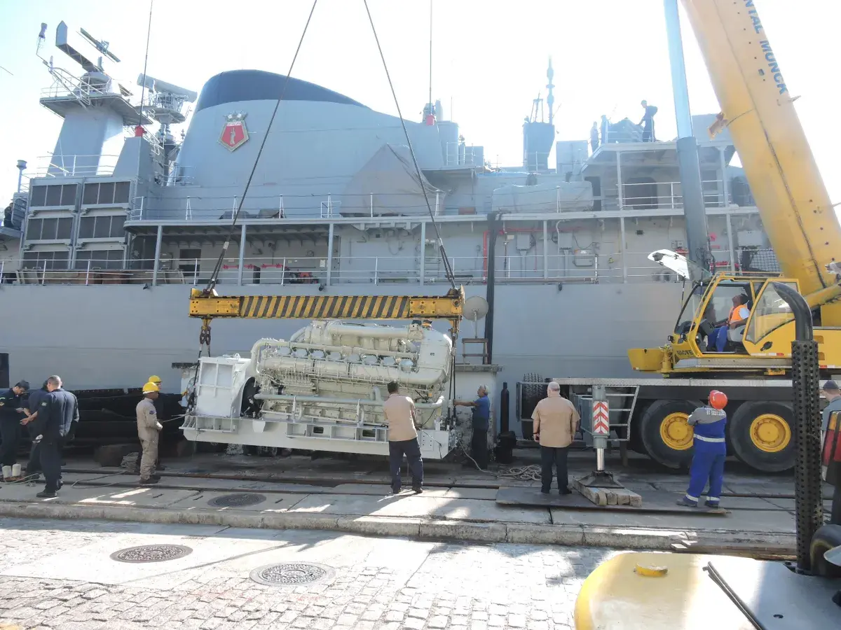 AMRJ embarca últimos motores propulsores na Fragata Defensora
