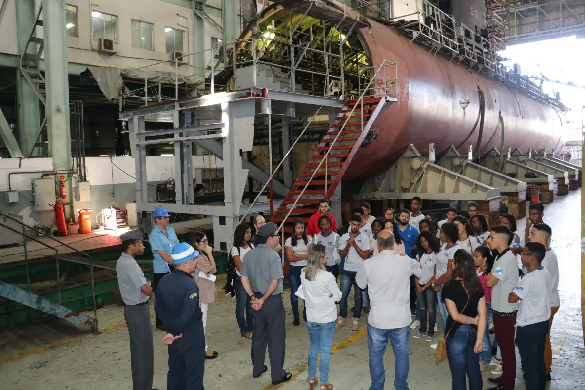 Arsenal de Marinha recebe visita de Colégio Estadual