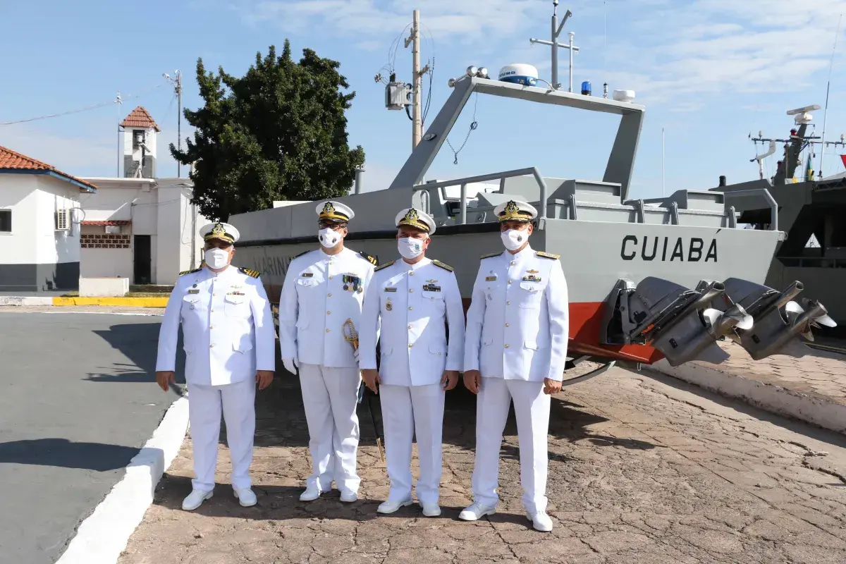  Comandantes da Flotilha, do GrEOpRibMT, do 6ºDN e Diretor do AMRJ na entrega da LOF Cuiabá