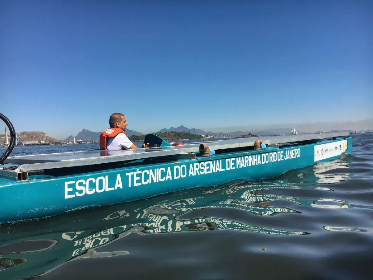 AMRJ expõe barco solar em evento do grupo Escoteiros do Mar