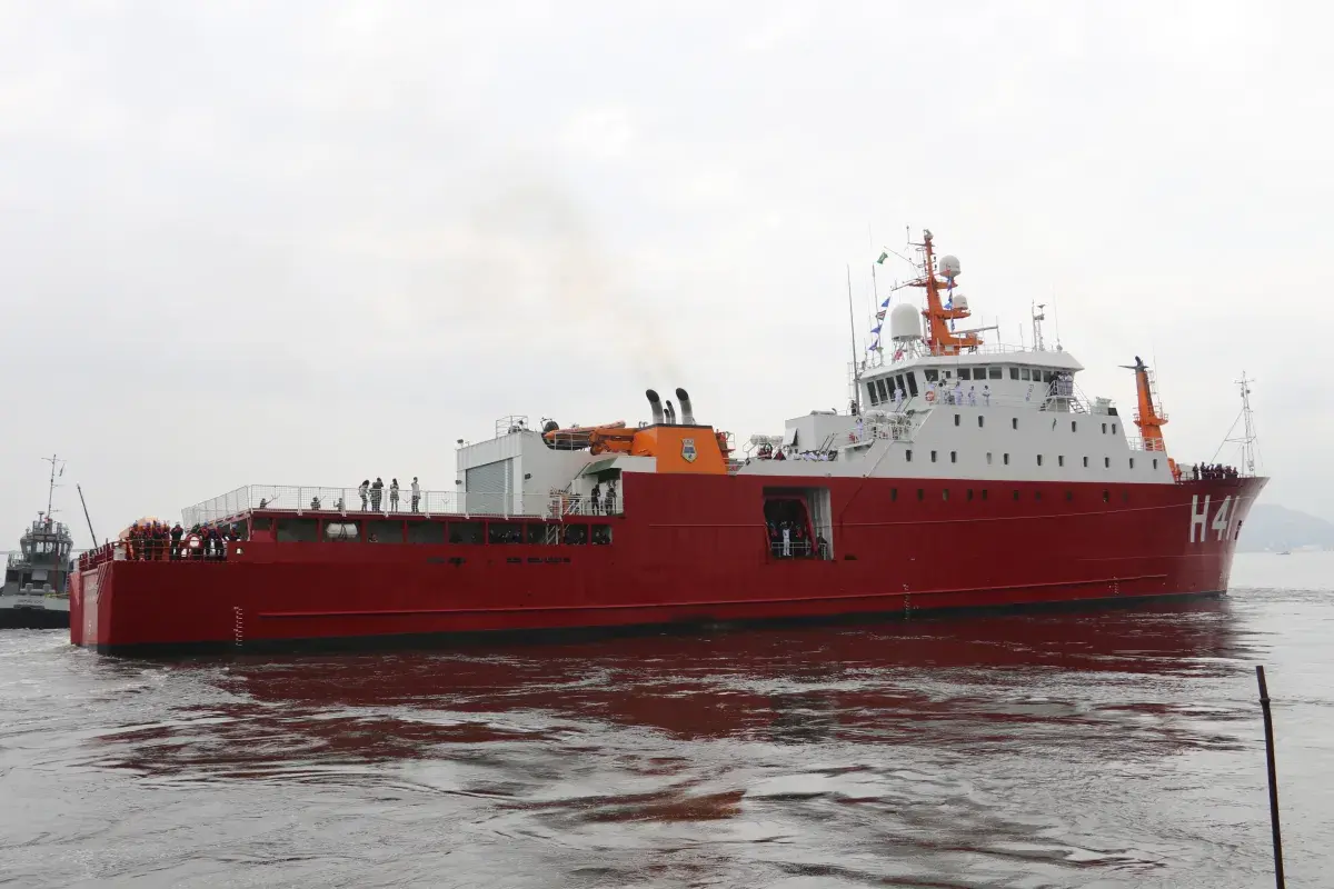 Navios Polares suspendem do Arsenal para a OPERANTAR XXXVIII