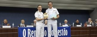 CMG (EN) Abdalla recebe o prêmio do AMRJ das mãos do CAlte (IM) Luiz Roberto
