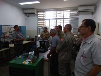 Militares alunos do CBMERJ em aula interativa no Laboratório de Refrigeração