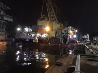 Arsenal de Marinha conclui serviços e desdoca balsa guindaste de lançamento