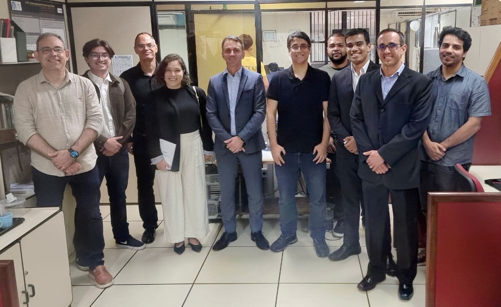 Integrantes do CASNAV e do PESC da UFRJ, em visita às instalações do LabOtim