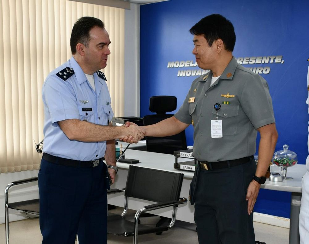Major Brigadeiro AR MENEZES e o CMG KENJI, ao t&eacute;rmino da visita.