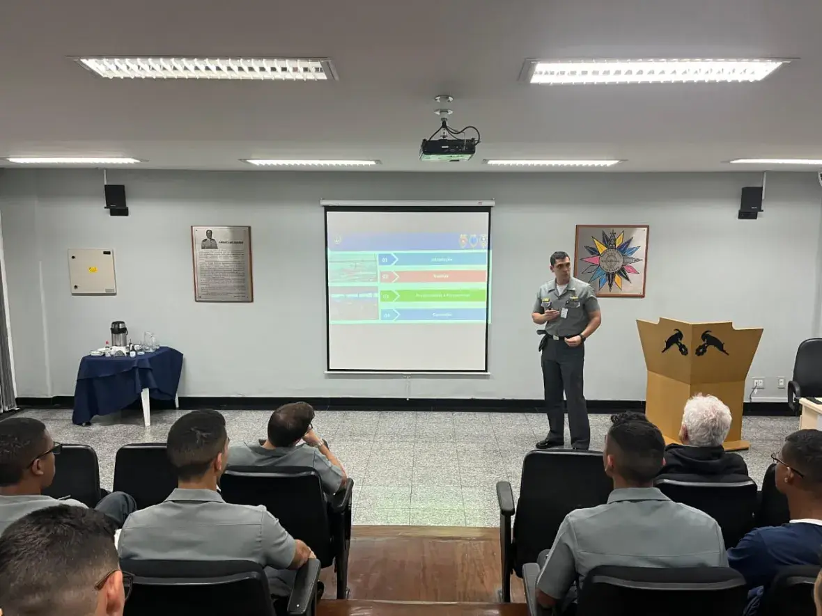 CT Igor Pinheiro, do CASNAV, proferindo a palestra aos Aspirantes.