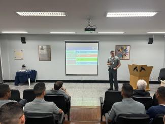 CT Igor Pinheiro, do CASNAV, proferindo a palestra aos Aspirantes.