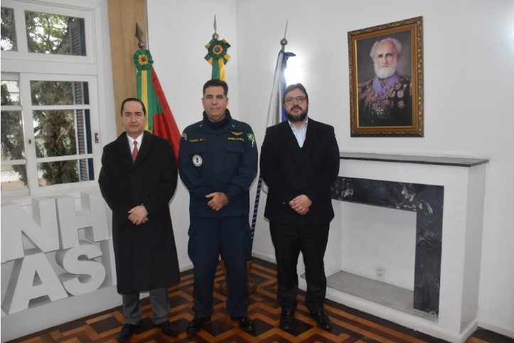 Comandante do 5º Distrito Naval acompanhado do Desembargador Federal Thompson Flores e do Vice-Presidente do CREMERS Eduardo Trindade