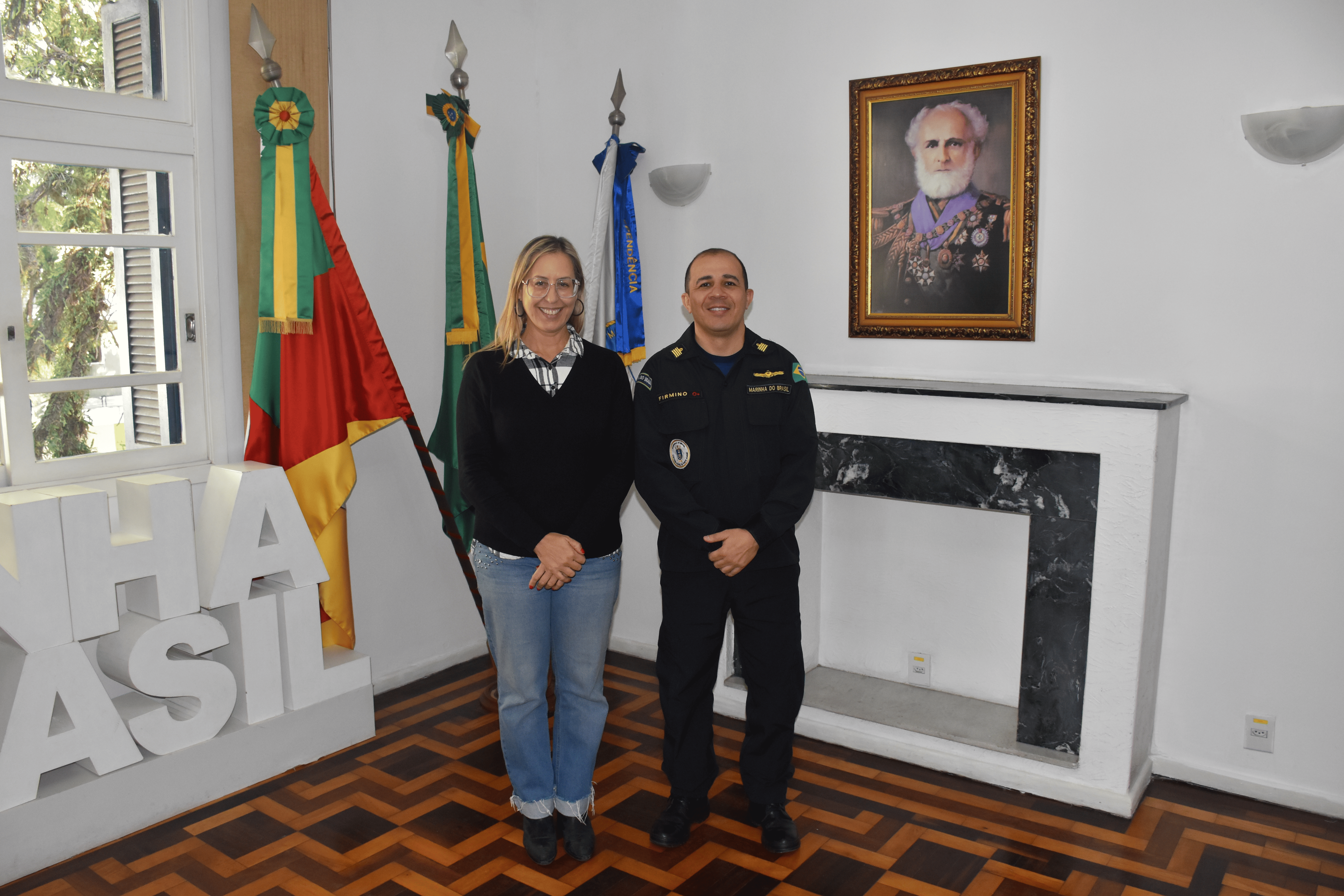 Capitão dos portos Acompanha a Secretaria Fernanda barth