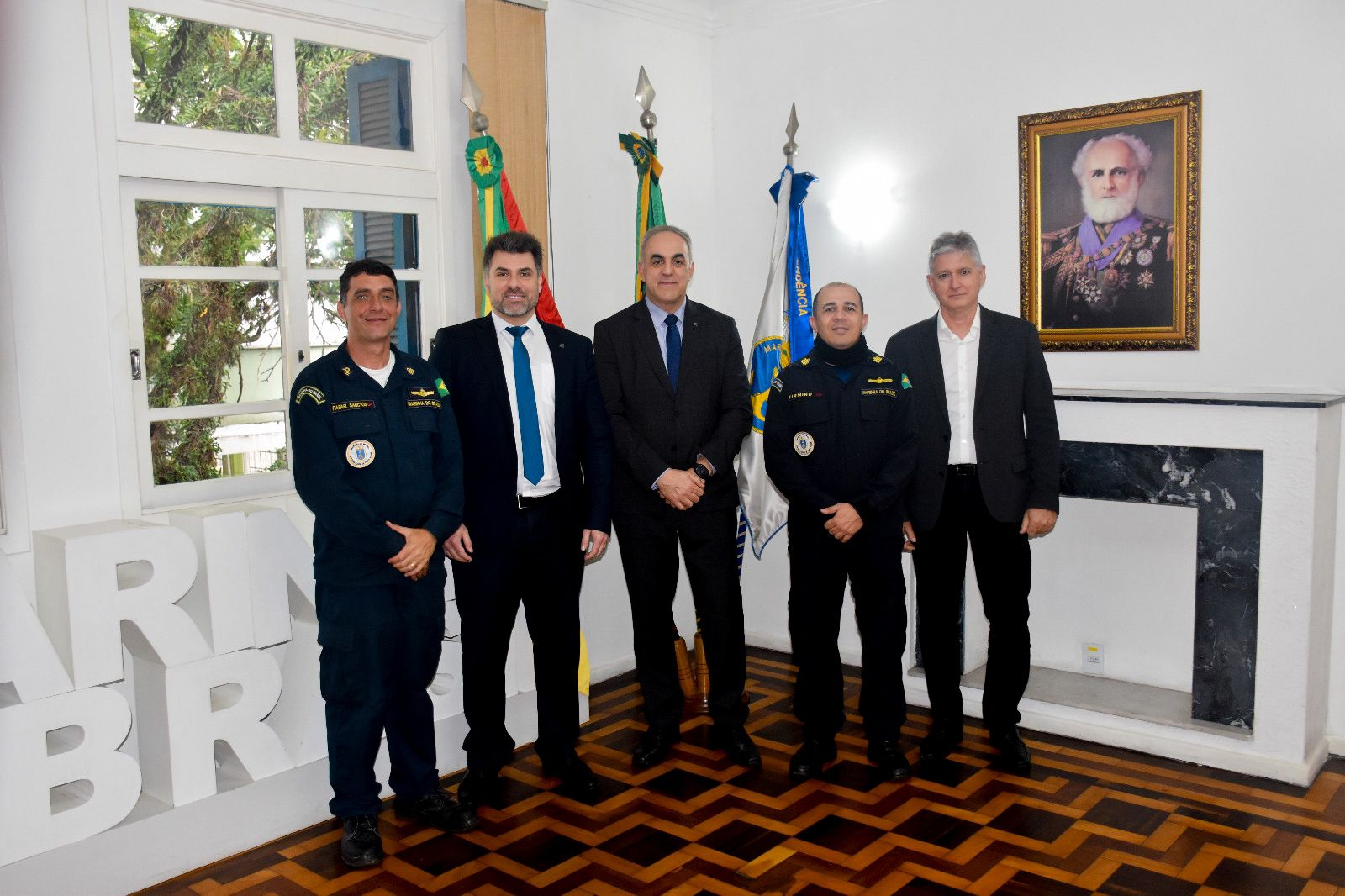 Capitão dos Portos de Porto Alegre e Ajudante acompanhados da Comitiva da Receita Federal