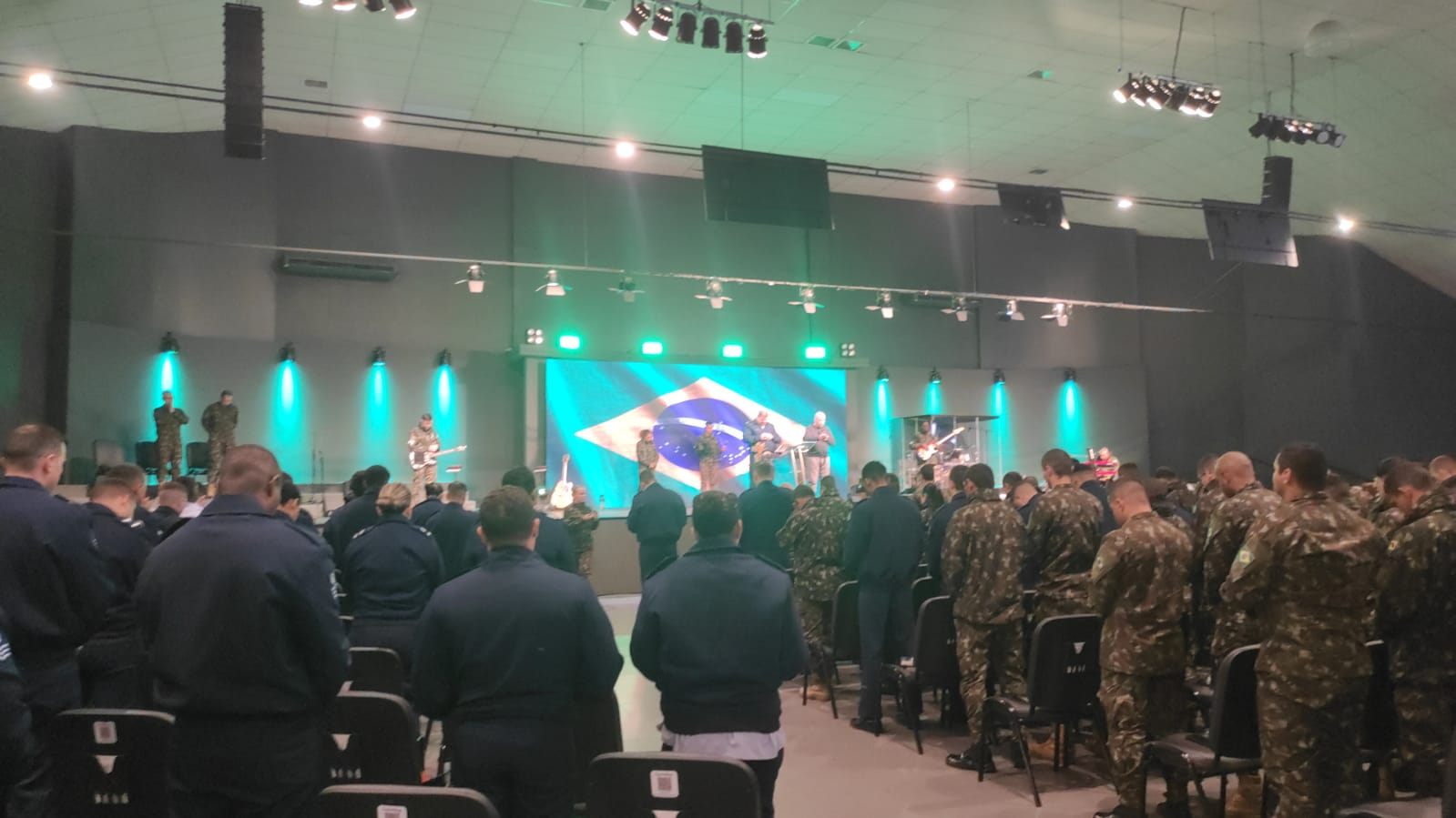 militares que participaram do culto evangélico