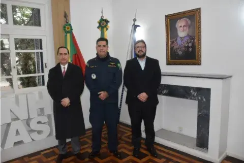 Comandante do 5º Distrito Naval acompanhado do Desembargador Federal Thompson Flores e do Vice-Presidente do CREMERS Eduardo Trindade