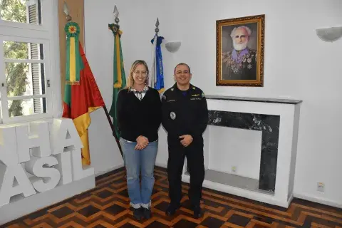 Capitão dos portos Acompanha a Secretaria Fernanda barth