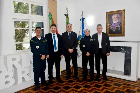 Capitão dos Portos de Porto Alegre e Ajudante acompanhados da Comitiva da Receita Federal