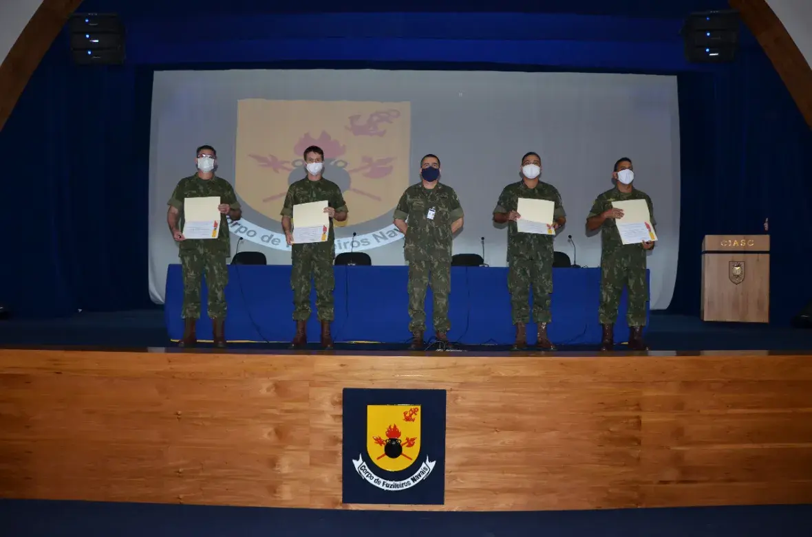 O comandante do CIASC e os apresentadores das resenhas do dia 18 de agosto
