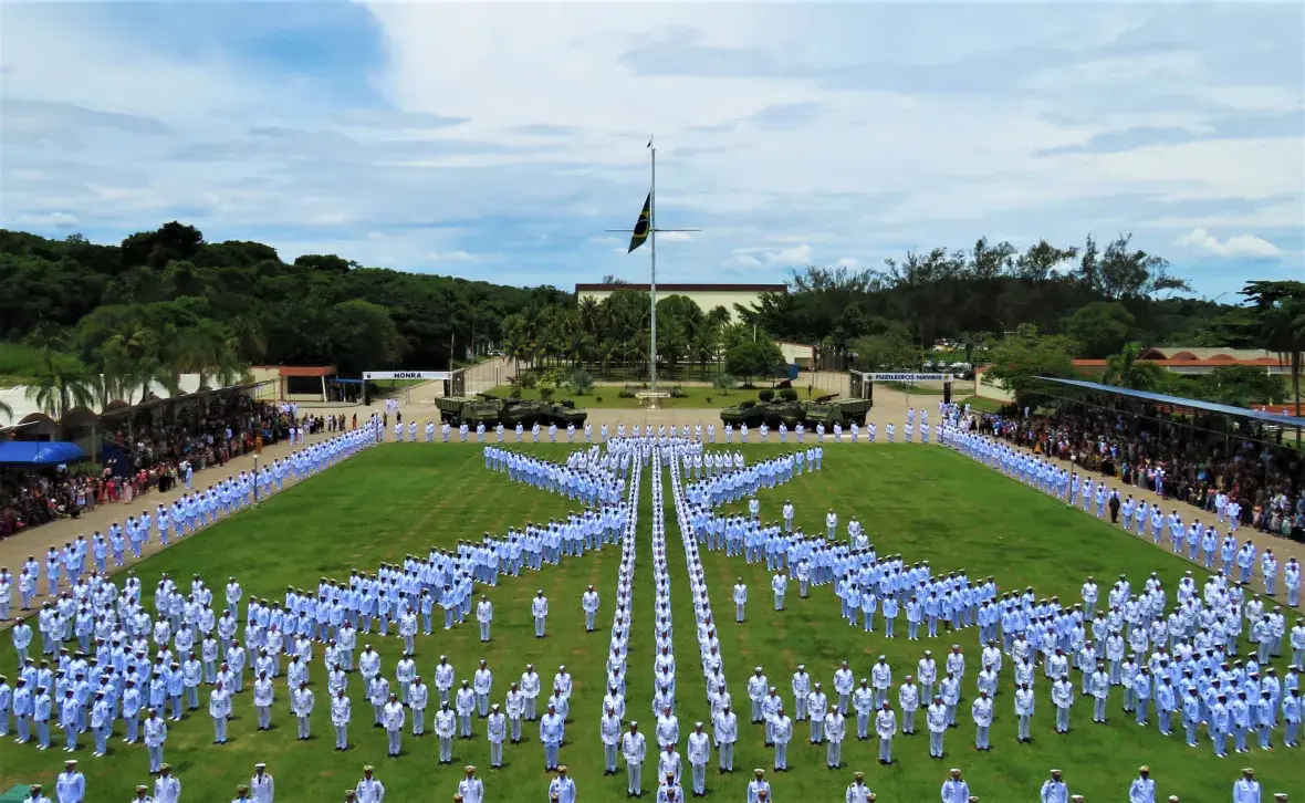 Alunos formam a tradicional âncora com fuzis cruzados