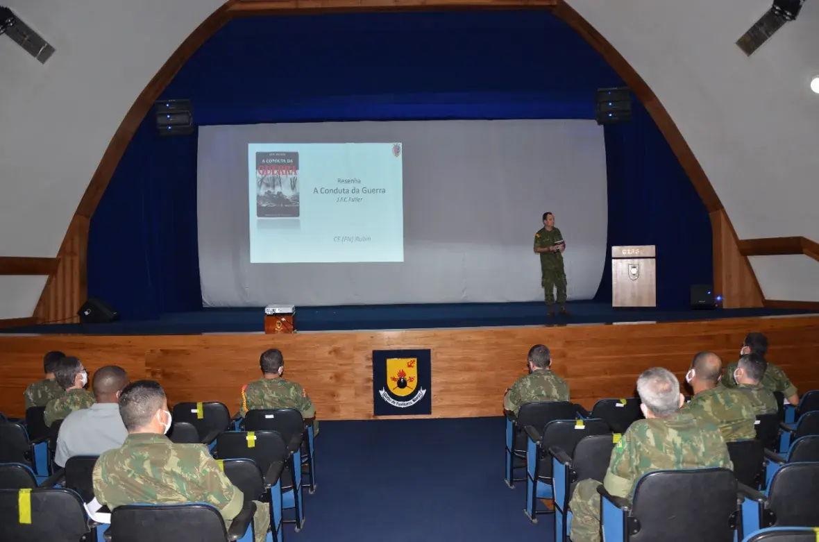 O CF (FN) Rubin apresentando a resenha do livro “A Conduta de Guerra”