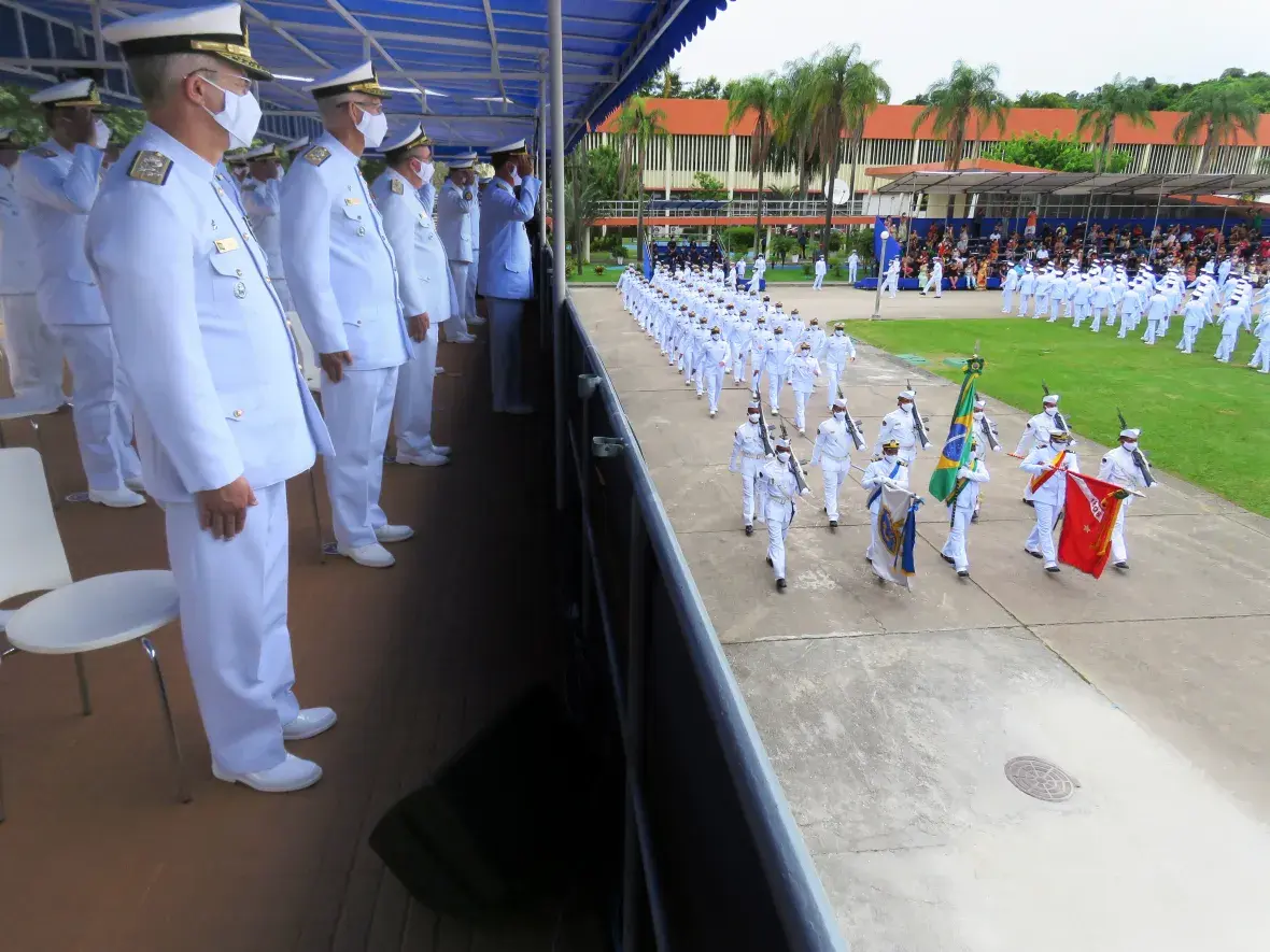 Desfile dos alunos, em continência ao Comandante da Marinha