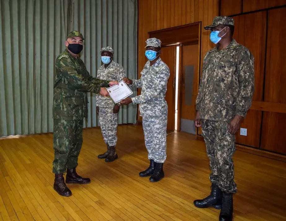 CheGAT-FN entrega diploma a militar do NAM MC