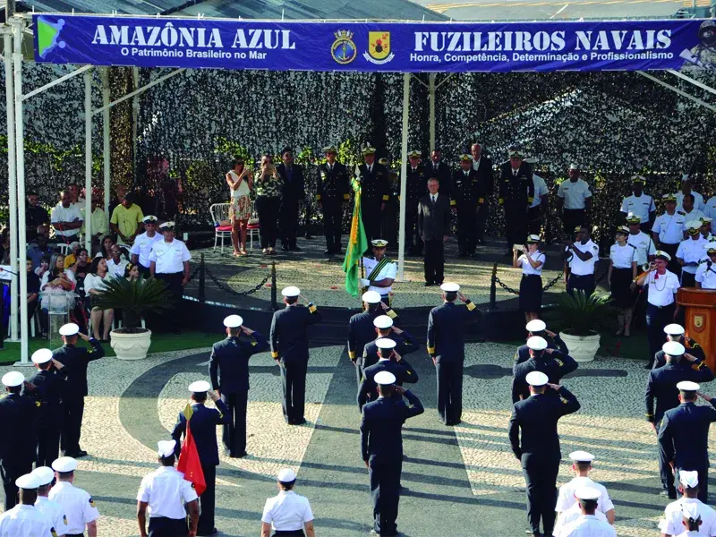 Na cerimônia, oficiais e praças receberam medalhas militares