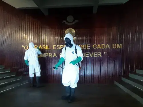 Desinfecção da entrada dos alojamentos dos alunos