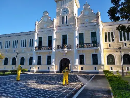 Militares do Grupamento desinfectam a entrada do Colégio Naval