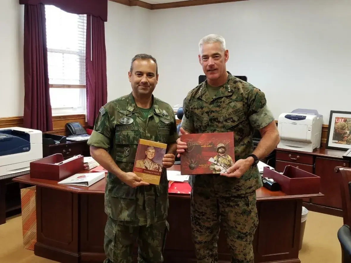 Contra-Almirante (FN) Eduardo durante visita ao Comandante da II Marine Expeditionary Force