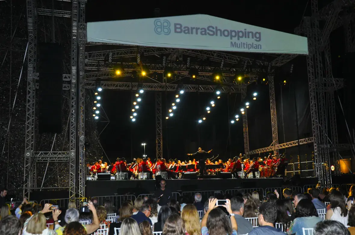 A Banda Sinfônica do CFN se apresentou durante a inauguração da árvore de Natal do Barra Shopping