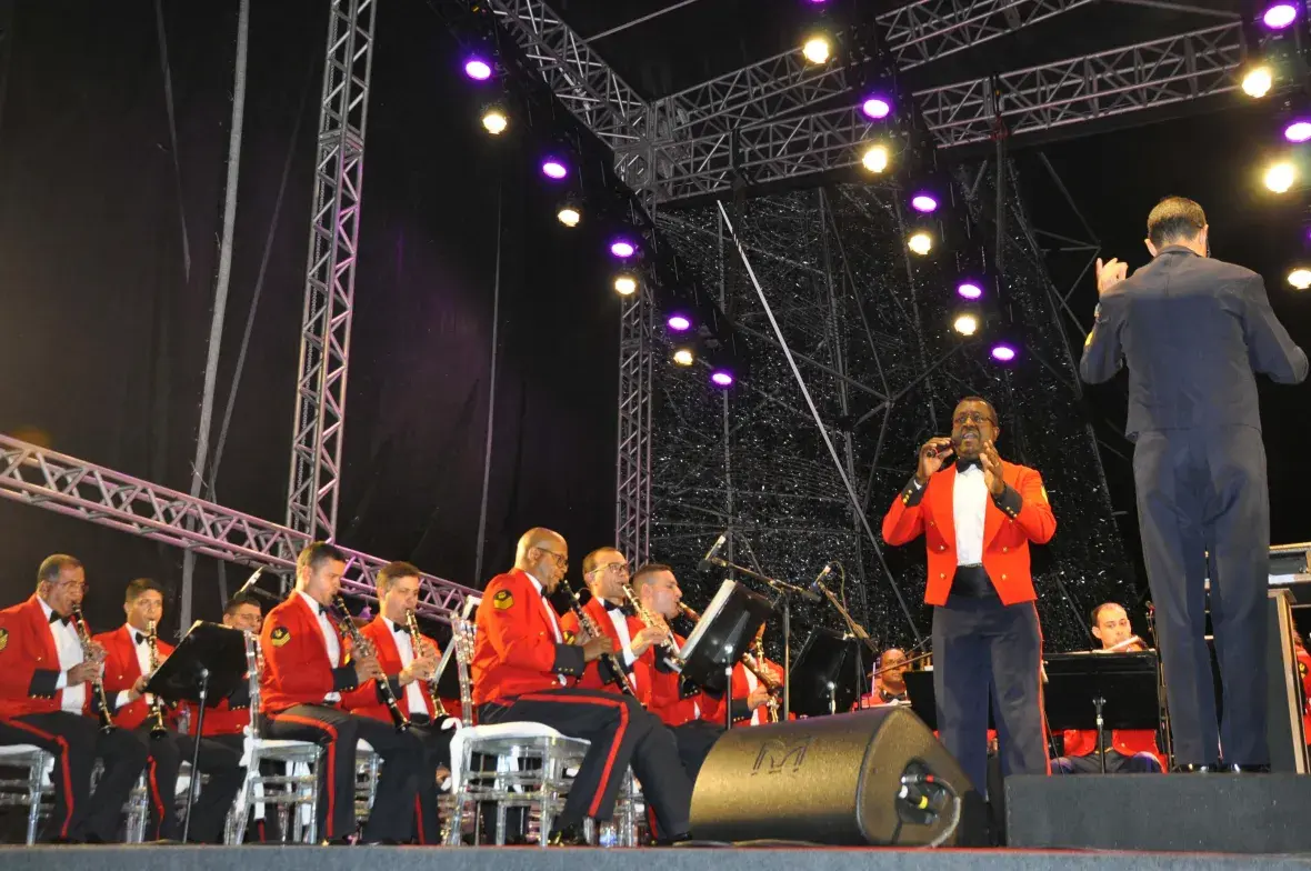 Ao som de canções natalinas, os militares músicos emocionaram a plateia