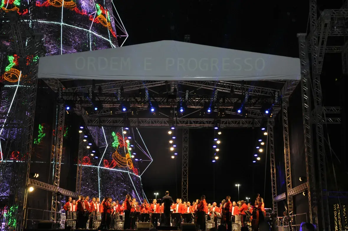 Ao final do evento, a árvore de Natal foi acesa