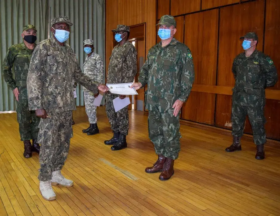 Comandante do NAM MC entrega diploma a militar do CFN
