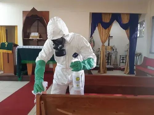 Militar desinfecta a capela do Centro de Instrução