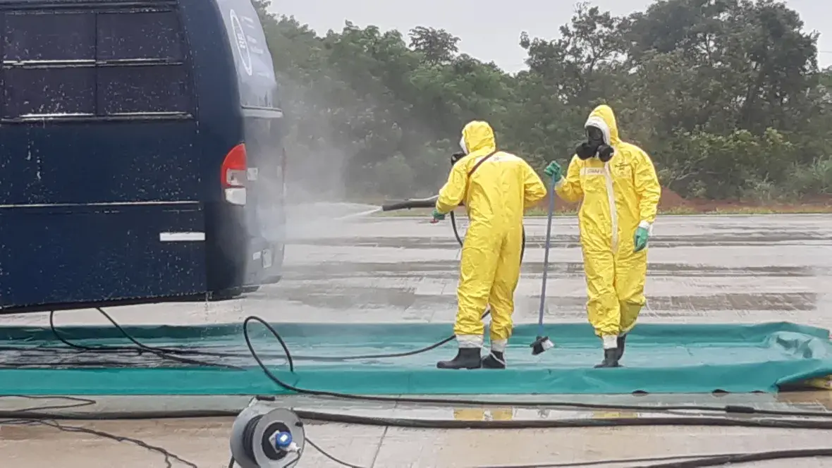 Entre as principais atividades realizadas pelos fuzileiros navais está a descontaminação das escadas das aeronaves, viaturas e bagagens dos repatriados