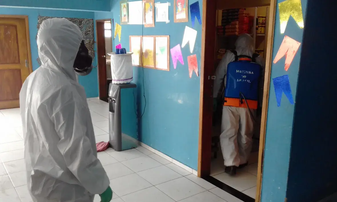 A descontaminação teve como foco áreas internas e externas do prédio, como dormitórios e almoxarifado