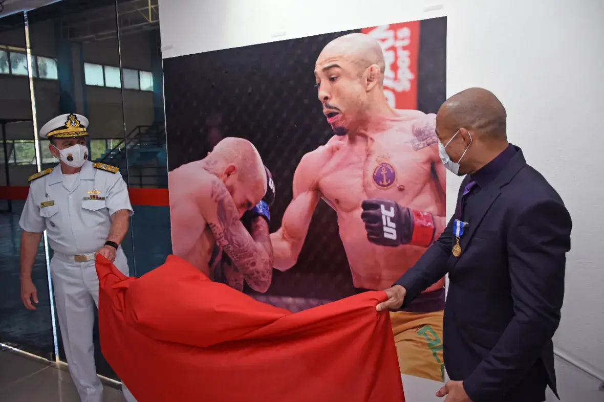 A Marinha do Brasil retribuiu a homenagem feita pelo atleta no UFC