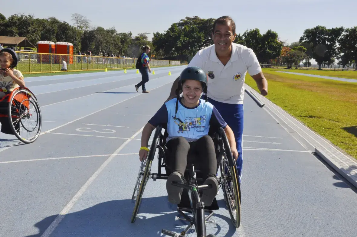 Jovens e adultos participaram de atividades desportivas