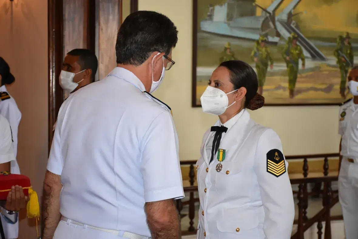Primeiro-Sargento (PD) Marisa recebeu medalha por 20 anos de bons serviços prestados à Marinha