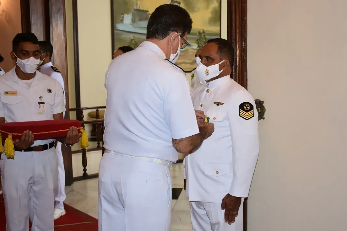 Segundo-Sargento Fuzileiro Naval (MO) Fonseca recebeu medalha por 30 anos de bons serviços prestados à Marinha