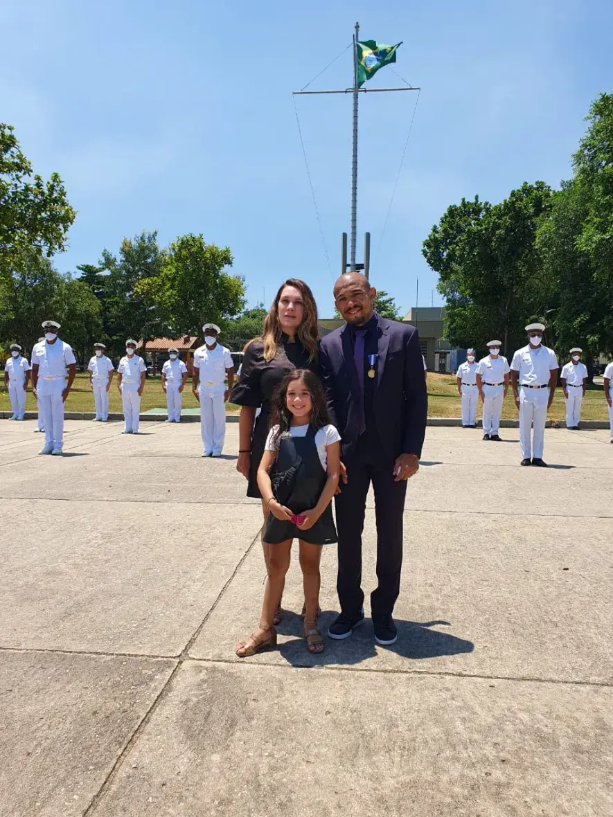 José Aldo e sua família participaram da cerimônia de imposição da medalha, realizada no CEFAN