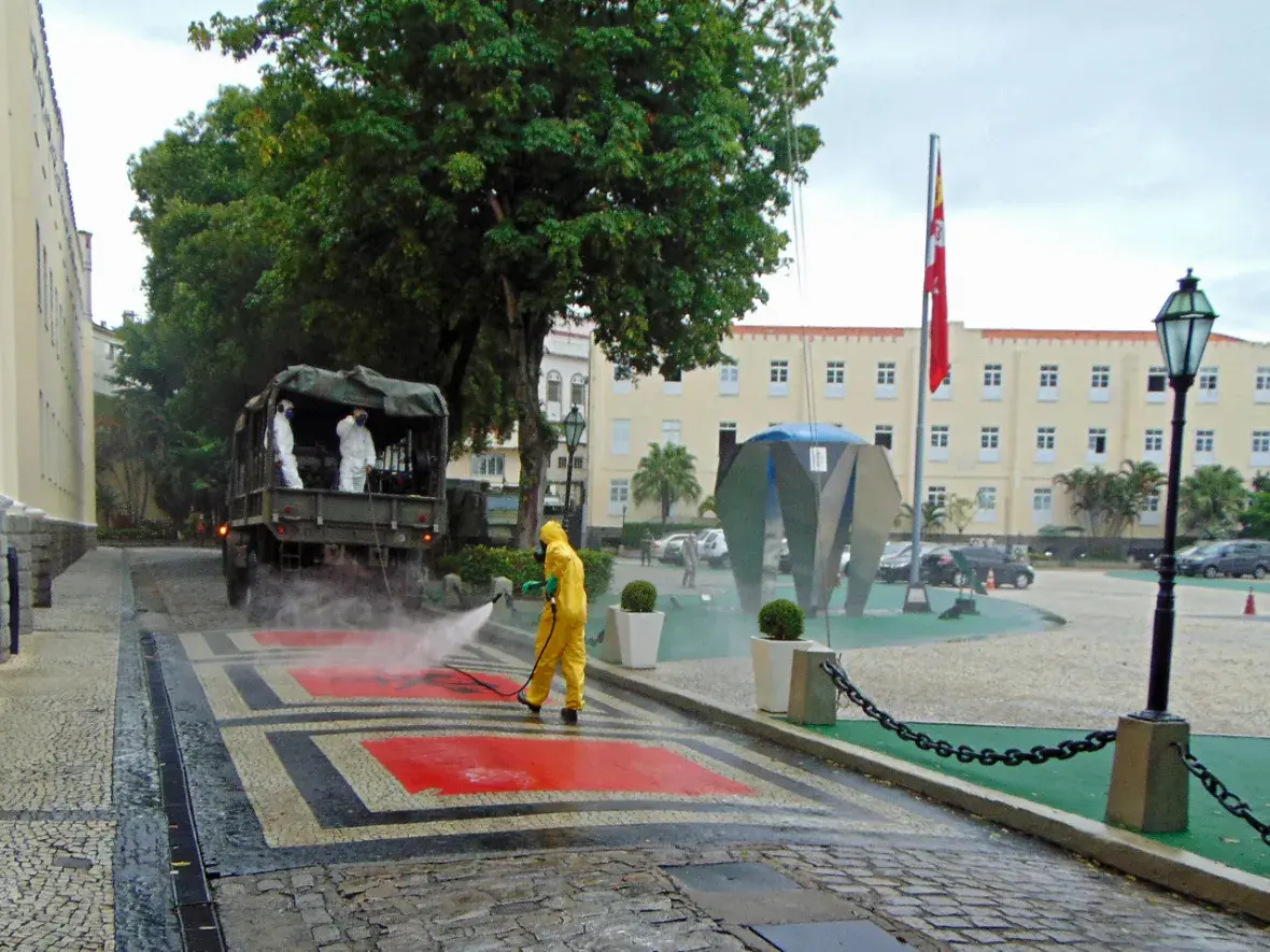Militares do Grupamento Operativo de Defesa NBQR utilizaram quaternário de amônio para desinfectar áreas externas da FSJ