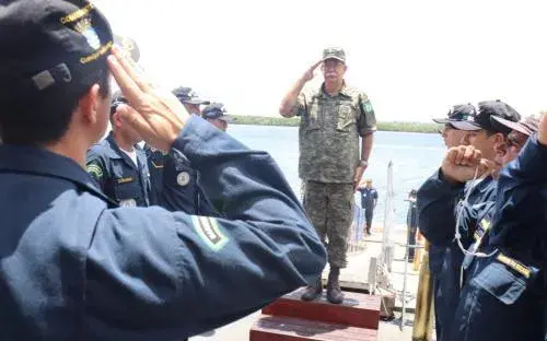 Comandante do Navio-Patrulha Oceânico “Araguari” recebeu o Almirante de Esquadra (FN) Armando