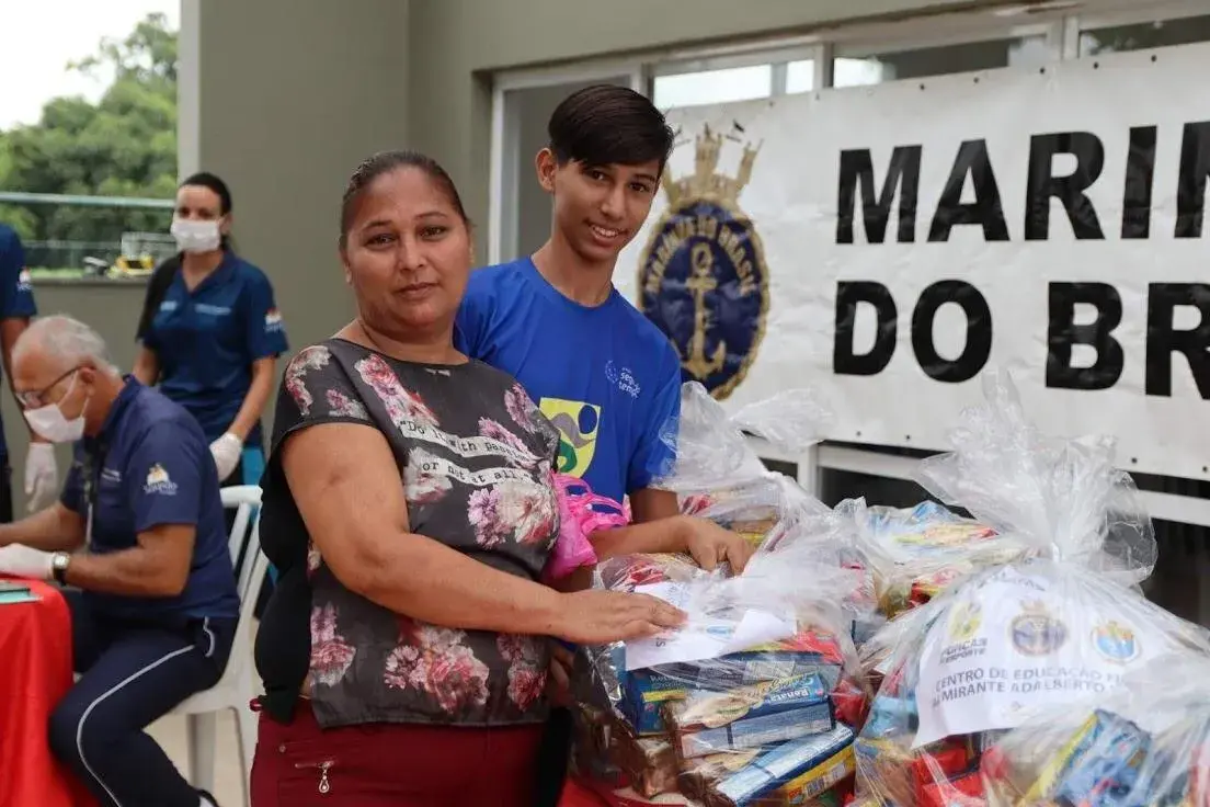 Famílias de jovens do PROFESP estão recebendo kits de alimentação, contendo itens como arroz, feijão e leite em pó, entre outros