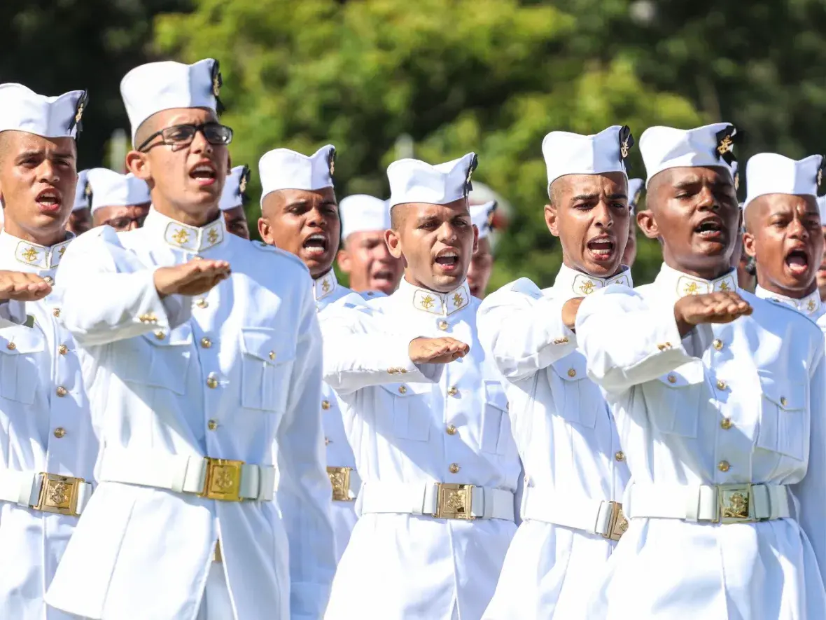 Soldados Fuzileiros Navais realizam o Juramento à Bandeira Nacional