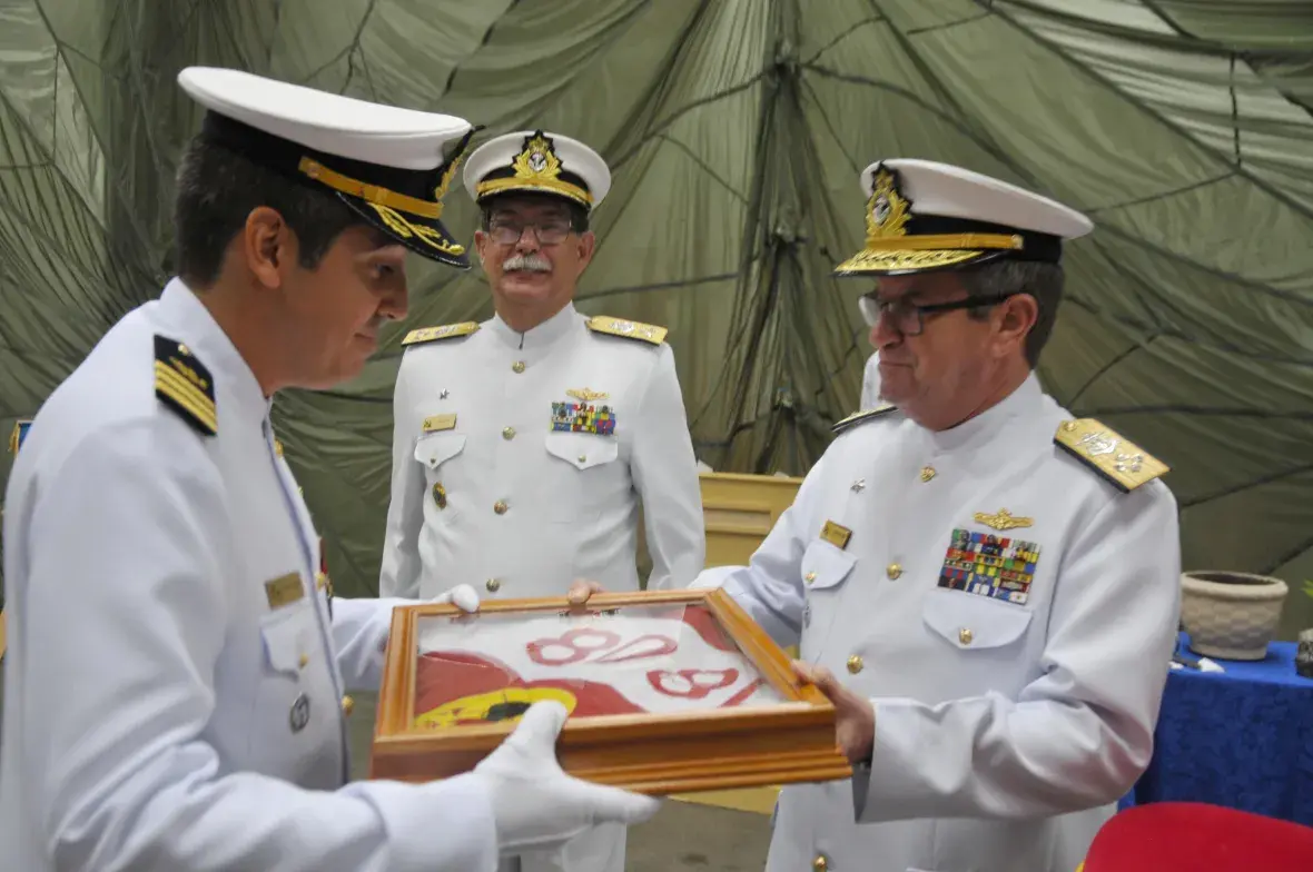 Comandante-Geral entrega o estandarte do CFN ao diretor empossado