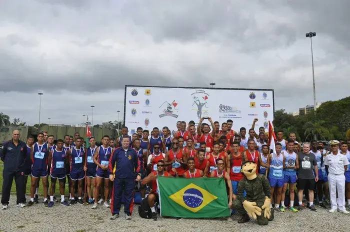 Pelotões comemoram a participação em mais uma corrida